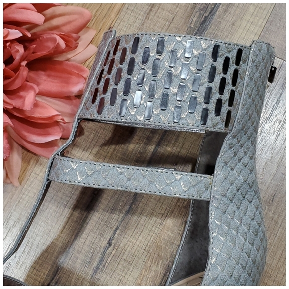 Jessica Simpson Gray Snakeskin Strappy Sandal NWOT - Picture 6 of 8